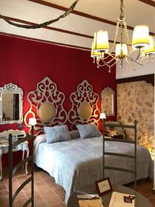 阿尔玛格鲁Retiro del Teatro Almagro的一间卧室设有一张床和红色的墙壁