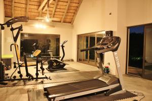 Guernsey Nature ReserveKusudalweni Safari Lodge & Spa的健身房设有两台跑步机和跑步机