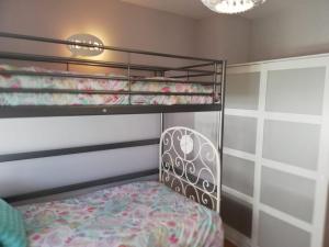 La PenillaCabárceno的一间卧室配有两张双层床。