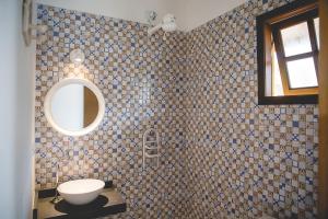 博西坎加Villa Johen的瓷砖浴室设有卫生间和镜子