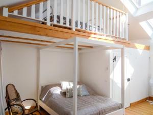 杜德尔多夫Living in History - Modern Country Cottage的带阁楼的客房内的双层床