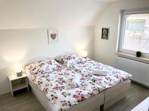 佐尔尼耶戈迪Guest house Kobal的一间卧室配有一张带花卉床罩的床