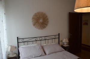 佩鲁贾Casa di Giulia的卧室配有一张床,墙上设有镜子