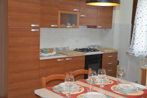 佩鲁贾Casa di Giulia的厨房配有带酒杯的桌子