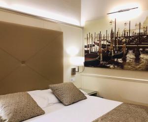威尼斯桑丽欧旅游酒店的一间卧室配有一张壁画床