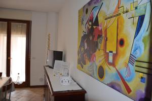 佩鲁贾Casa dei girasoli的墙上有一幅大画