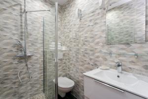 巴黎Marais Saint Paul Ecouffes的带淋浴、卫生间和盥洗盆的浴室