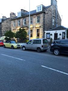爱丁堡Park View House的停在街道边的一群汽车