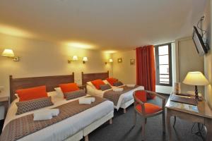 萨尔拉拉卡内达马德里加尔酒店的酒店客房配有两张床和一张书桌
