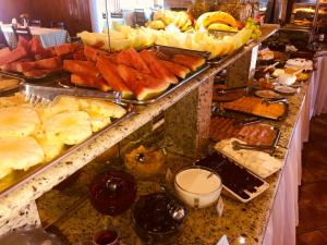 坎波斯杜若尔当瑞坎多松霍斯旅馆的自助餐,餐桌上有许多不同类型的食物