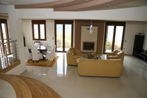 卡兰巴卡Villa Under Meteora的带沙发和桌子的客厅