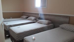 圣保罗YES情趣酒店（仅限成人）的带三张床的客房,位于带窗户的房间内