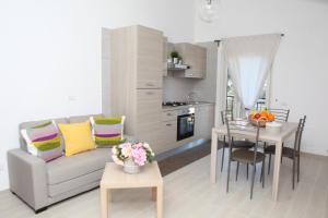 皮蒙泰Rosy House - Hospitality的客厅配有沙发和桌子
