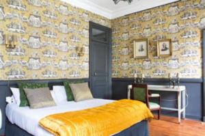 洛什La Closerie Saint Jacques的一间卧室配有一张黄色毯子床
