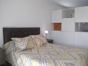 罗萨里奥Pasco 1847 Apartamento 5B的一间卧室配有一张带黑色床头板的床