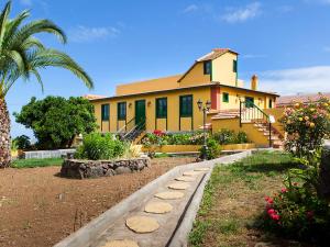 拉奥罗塔瓦Holiday Home Camino La Candelaria-2 by Interhome的一座黄色房子,前面有一棵棕榈树