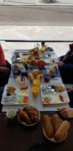 马斯特里赫特三萨酒店 的一张桌子上放着一大堆食物