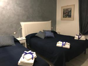 皮耶韦城B&B Casa Gaia的一间卧室配有两张带毛巾的床