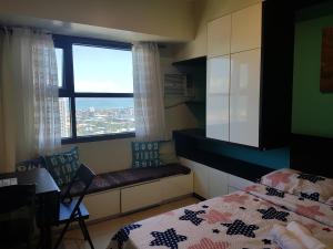 宿务Hermione's Haven at Horizon 101 Cebu的一间卧室设有一张床和一个窗口