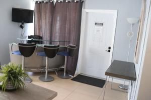 劳德代尔堡海洋大道汽车旅馆的配有桌椅和门的房间