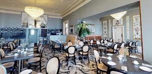 泰恩茅斯泰恩茅斯大酒店 的一间在房间内配有桌椅的餐厅