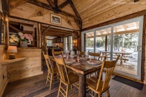拉马巴耶Le Ross - Les Chalets Spa Canada的小屋内带桌椅的用餐室
