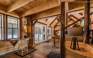 拉马巴耶Le Ross - Les Chalets Spa Canada的小木屋客厅配有桌椅