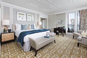 波士顿波士顿海港酒店的一间带大床的卧室和一间客厅