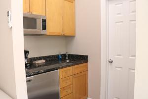 波士顿Heart of South End, Convenient, Comfy Studio #22的厨房配有水槽和微波炉