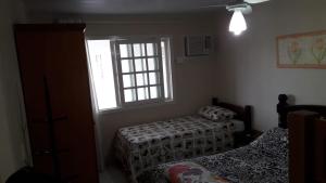 特拉曼达伊Pousada Rosa Norte的一间卧室设有两张床和窗户。