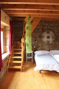 金塔纳尔德拉谢拉La casa de la Petra的一间卧室设有两张床和木墙
