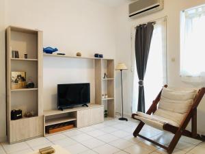 弗尔卡Seafront Maisonette in Fourka的客厅配有椅子和电视
