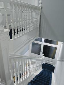 爱丁堡Falcon Crest Guest House的白色栏杆和蓝色楼梯的楼梯