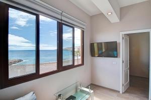 圣克鲁斯-德拉帕尔马Sonias City Beach的客房设有电视和海景窗户。