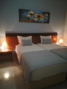 奥德赛克斯Casa Luar的配有2盏灯的酒店客房的2张床