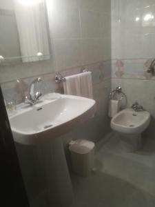 奥德赛克斯Casa Luar的白色的浴室设有水槽和卫生间。