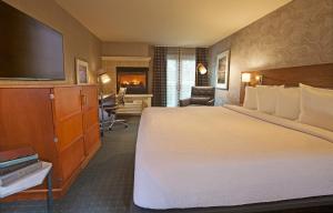 马科尔蒂奥Silver Cloud Hotel - Mukilteo Waterfront的酒店客房设有一张大床和一台电视。