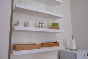 悉尼Bondi Lock-Down Retreat, The Cute Place To Put Up Your Feet的白色的厨房配有白色的架子和水槽