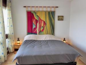 卡布勒通曼达特MS卡布勒通公寓酒店的一间卧室配有一张壁画床