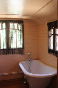 圣马迪拉莫拉如洛特“莱斯桑特”酒店的带2扇窗户的客房内的白色浴缸