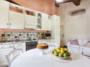 SantʼAntonioHoliday Home Sweet Maremma by Interhome的厨房配有一张桌子,上面放着一碗水果