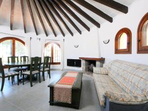 巴尔孔德马尔Holiday Home Balcon al Mar by Interhome的客厅配有沙发和桌子