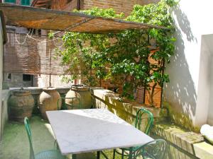 圣吉米纳诺Apartment San Girolamo by Interhome的种有植物的庭院里的桌椅