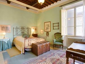 圣吉米纳诺Apartment San Girolamo by Interhome的一间卧室,配有一张床,里面装有行李箱