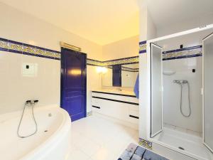 莫莱拉伊萨拉博尼塔酒店的带浴缸、淋浴和盥洗盆的浴室