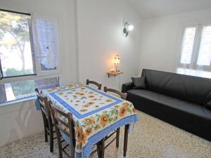 Mortola SuperioreApartment Taverna Il Cippo by Interhome的客厅配有桌子和沙发