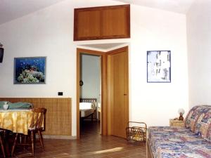 DrapiaHoliday Home Lulablu by Interhome的客厅配有沙发和桌子