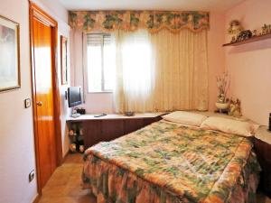 维拉福林Apartment Lekeitio-1 by Interhome的一间卧室设有一张大床和一个窗户。