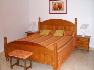 德尼亚Holiday Home Vicente by Interhome的一间卧室配有一张带2个床头柜的大型木床
