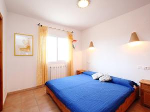莫莱拉Holiday Home Pla del Mar by Interhome的一间卧室设有蓝色的床和窗户。